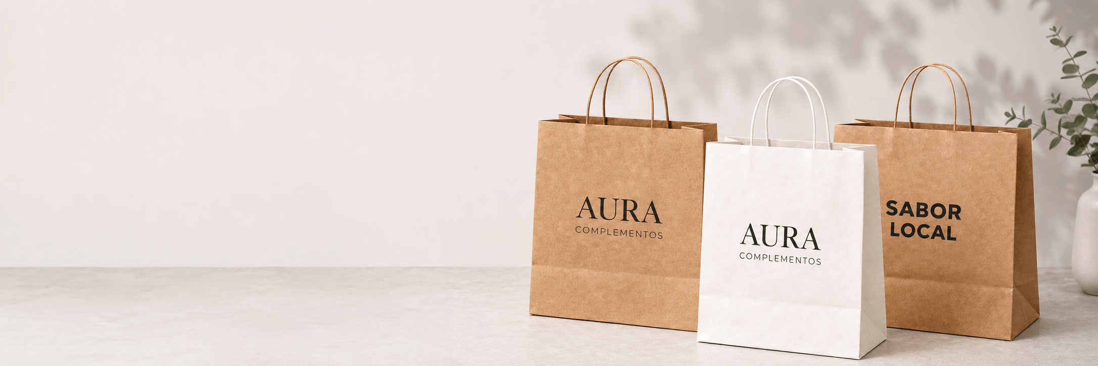 Bolsas de papel personalizadas en diferentes tamaños. Disponibles en kraft blanco o marrón para tiendas, eventos, retail y take away.