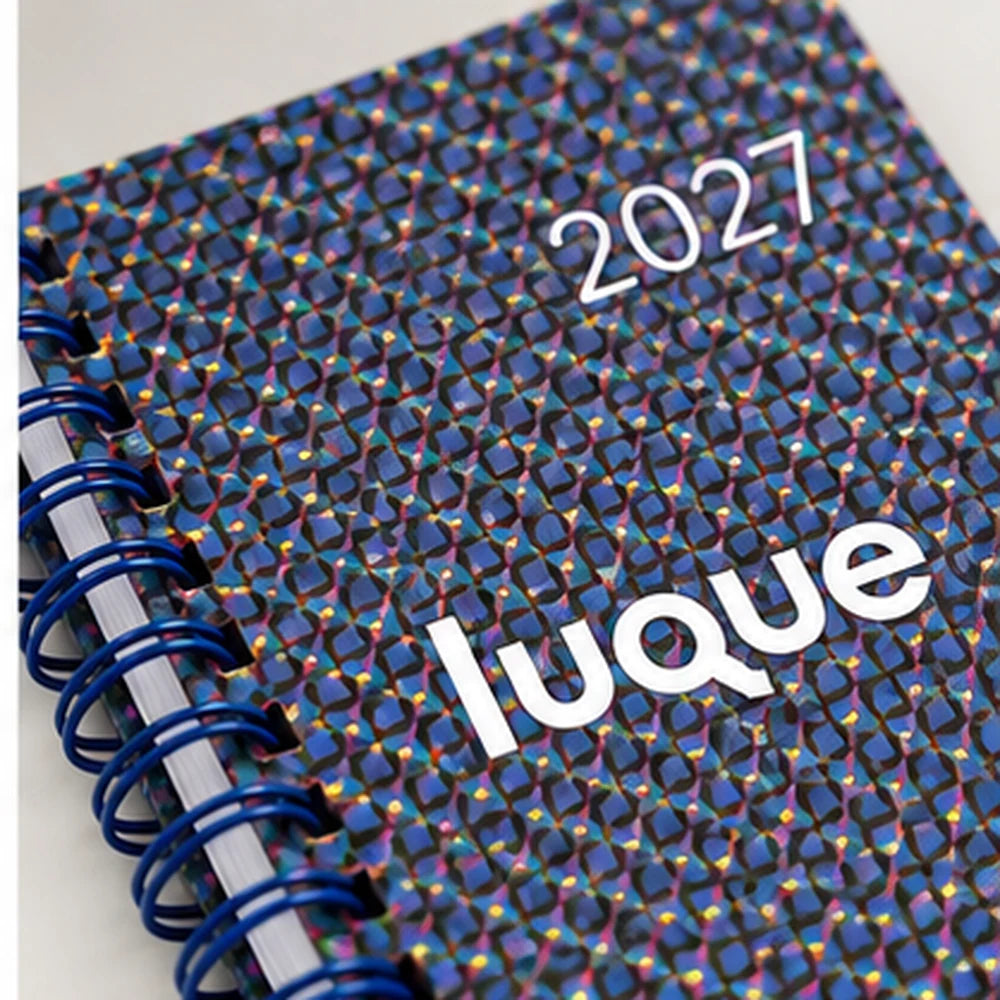 Detalle de portada personalizada de agenda anual 2027