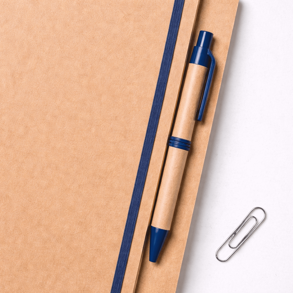 La libreta incluye boligrafo compañero a juego