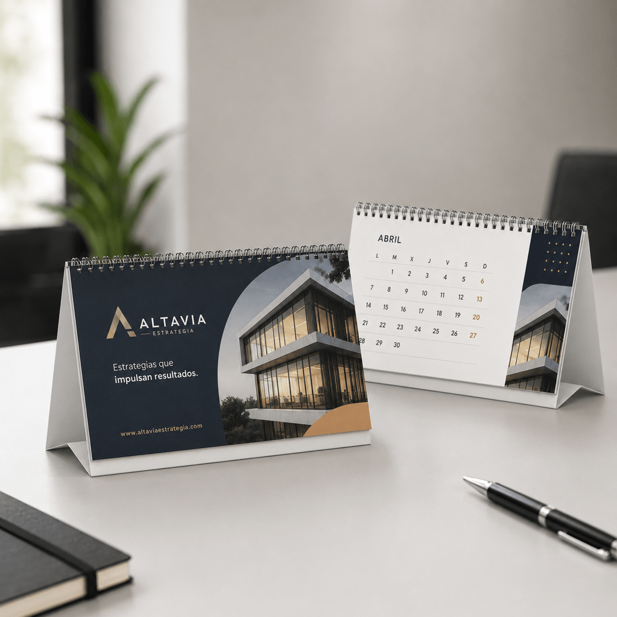 calendario corporativo de sobremesa con peana