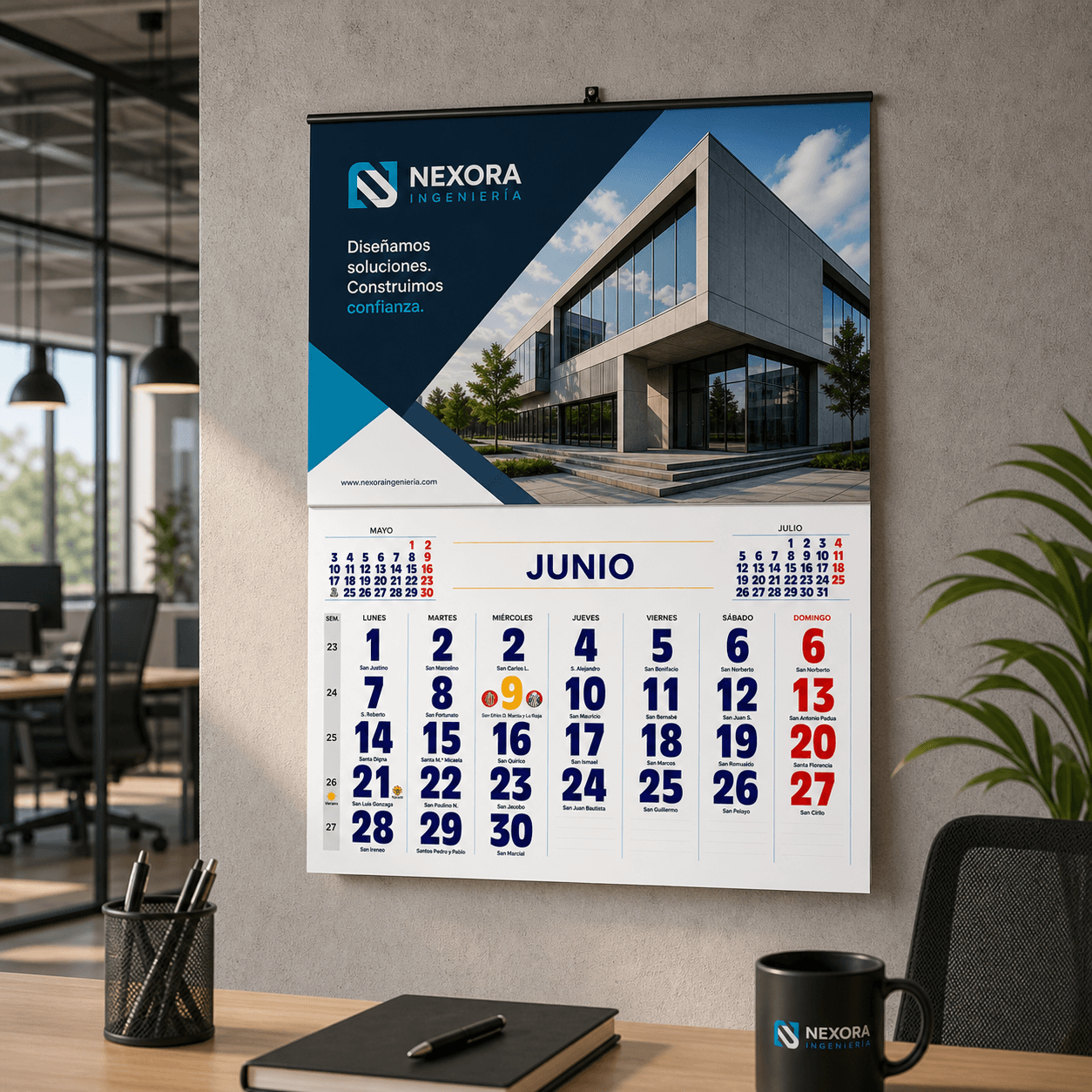 Calendario de pared con faldilla grapada y varilla metalica para colgar, ideal para talleres y negocios