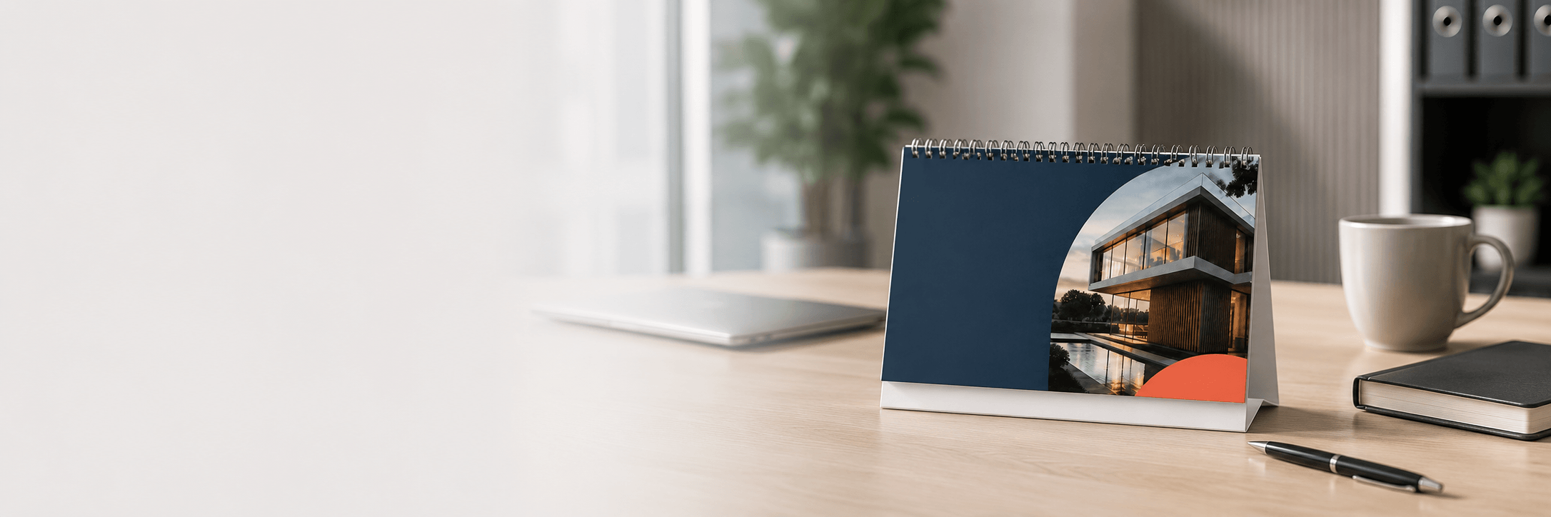 Calendario de sobremesa personalizado para empresas sobre escritorio de oficina