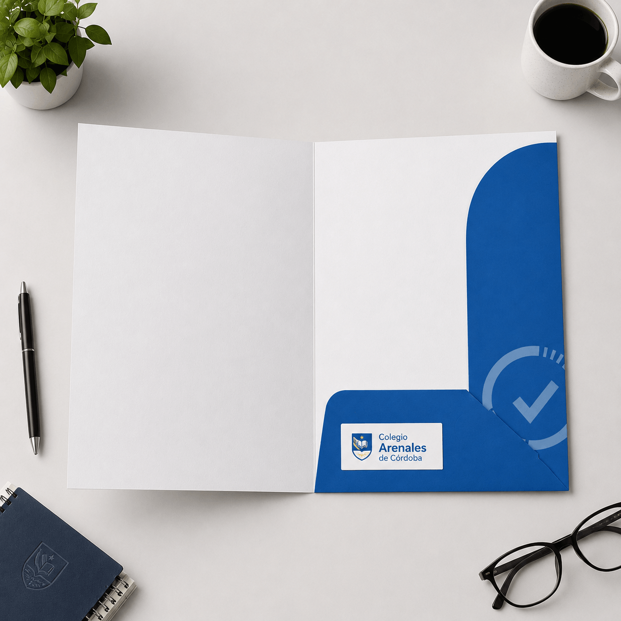 Carpeta con solapa automontable personalizada para empresas, con diseño corporativo moderno y capacidad para documentos DIN A4