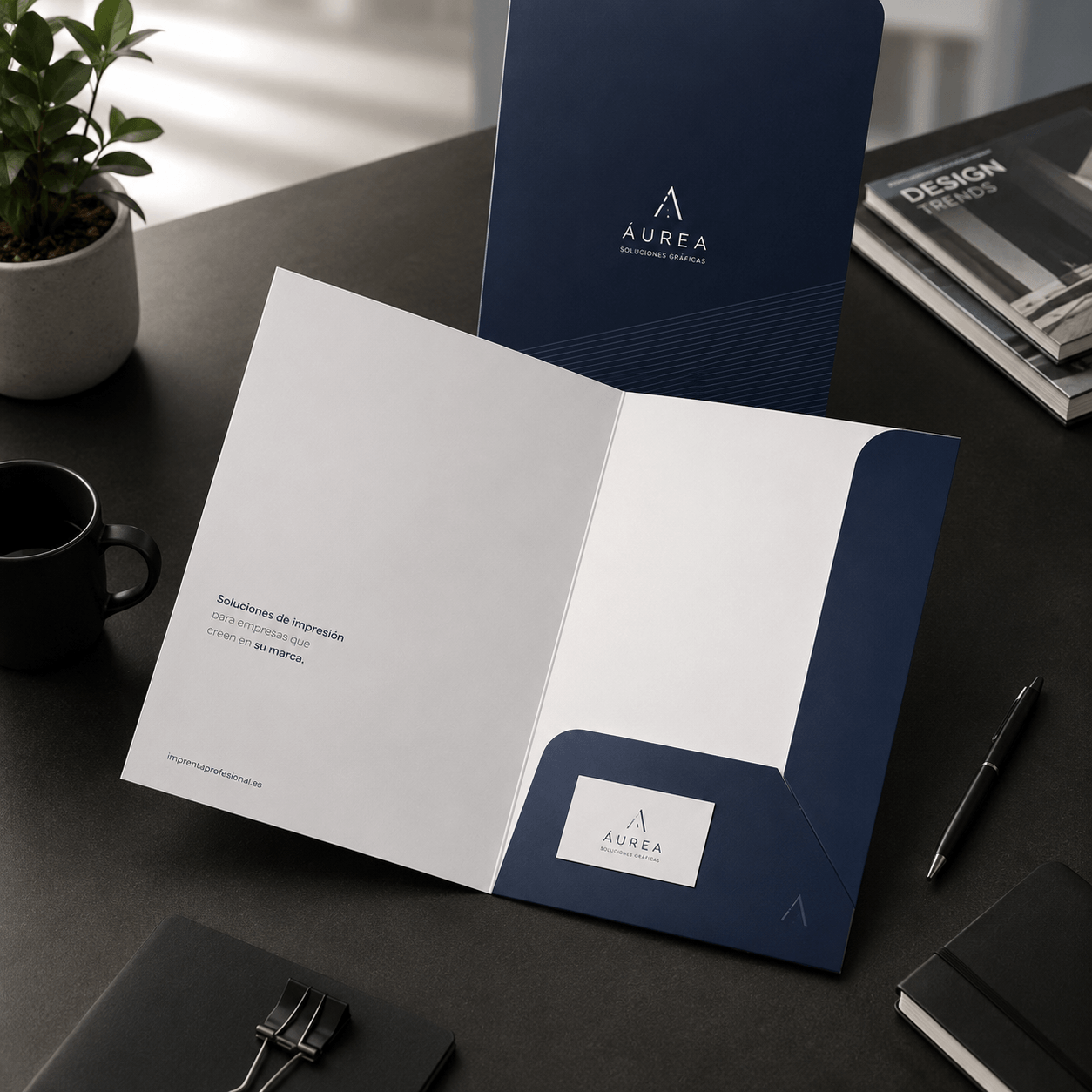 Carpetas corporativas personalizadas sobre escritorio de oficina con material de papelería profesional, ideal para presentar documentación de empresa con una imagen premium.