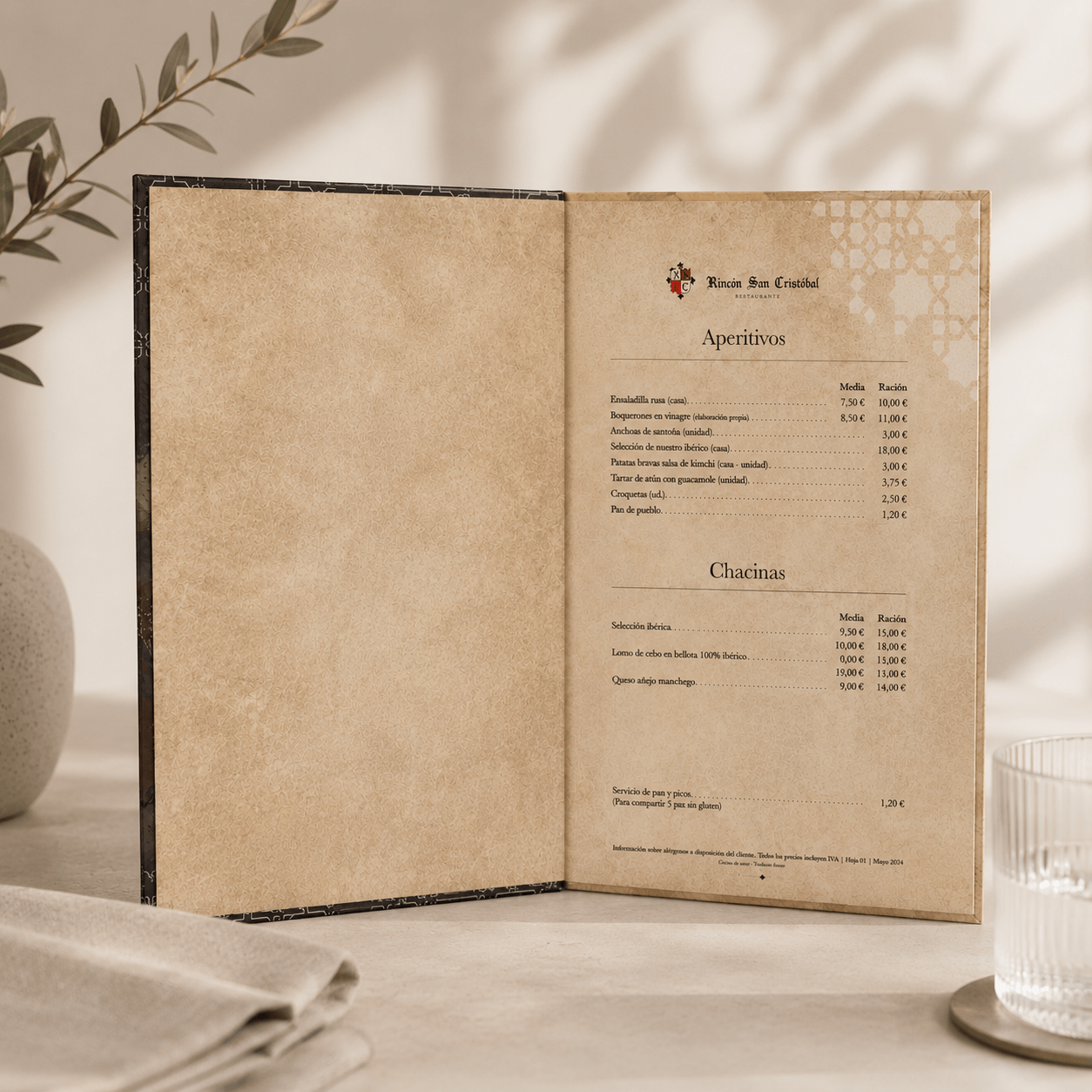 Carta de restaurante premium con tapa dura, plastificado mate y encuadernación mediante tornillos