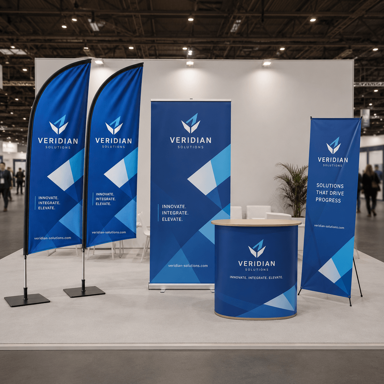 Fly Banner personalizados instalados en un stand de feria junto a otros soportes publicitarios.