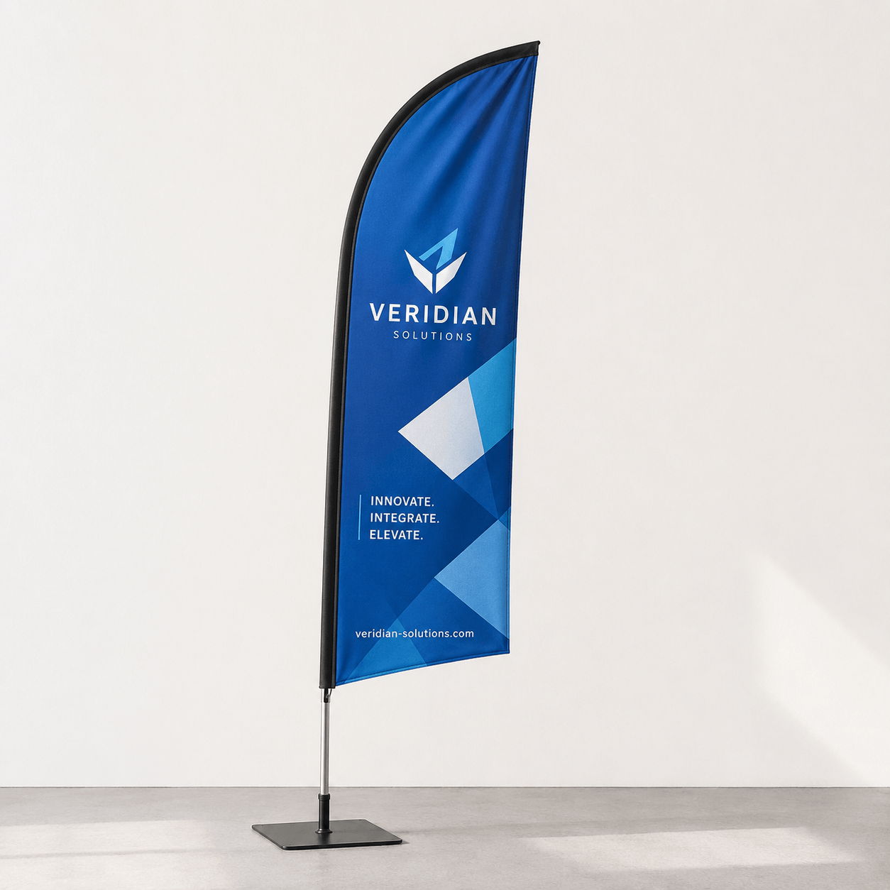 Detalle de un Fly Banner personalizado con impresión sobre tejido de poliéster y mástil de aluminio y fibra de vidrio.