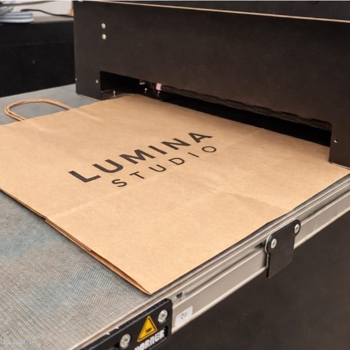 Proceso de impresión inkjet sobre bolsas de papel personalizadas en nuestras instalaciones