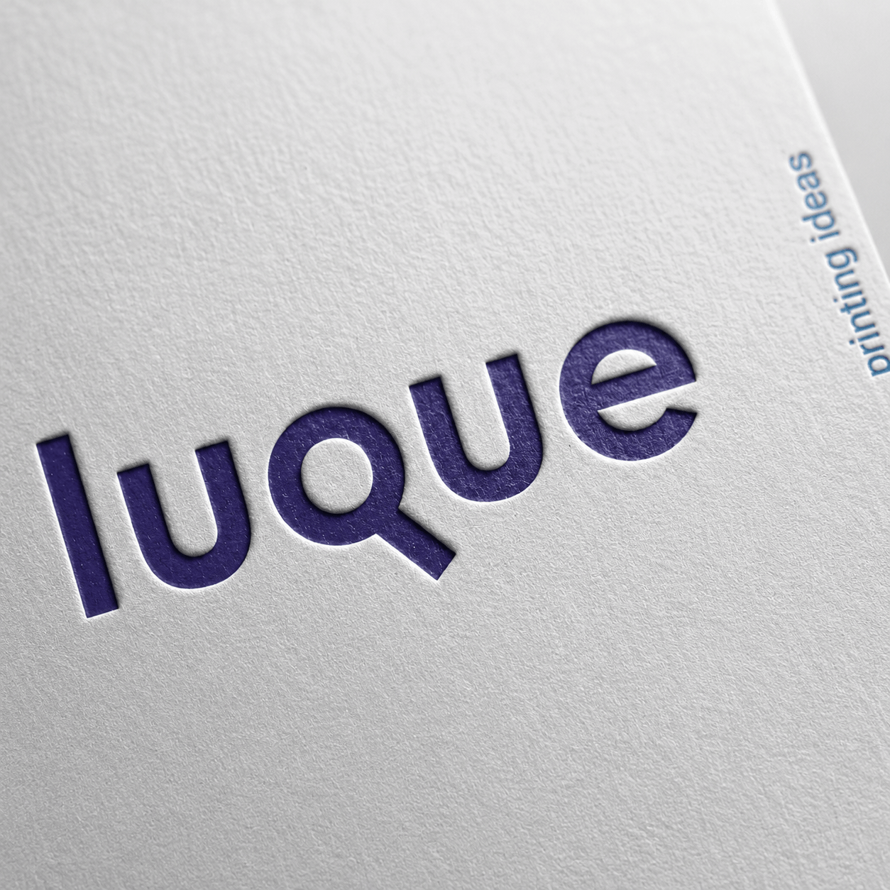 Efecto de impresión en relieve del logotipo Luque sobre papel texturizado