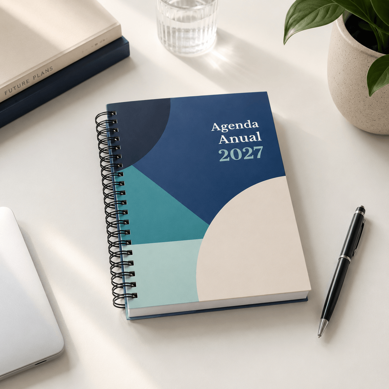 Mockup de agenda anual personalizada con encuadernación Wire-O sobre escritorio minimalista con atrezzo elegante, ideal para empresas y uso profesional.