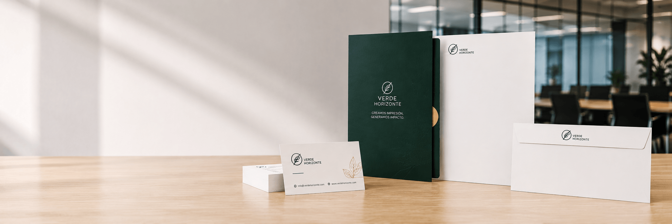 Papelería corporativa personalizada con tarjetas de visita, carpetas, sobres y papel de carta para empresas