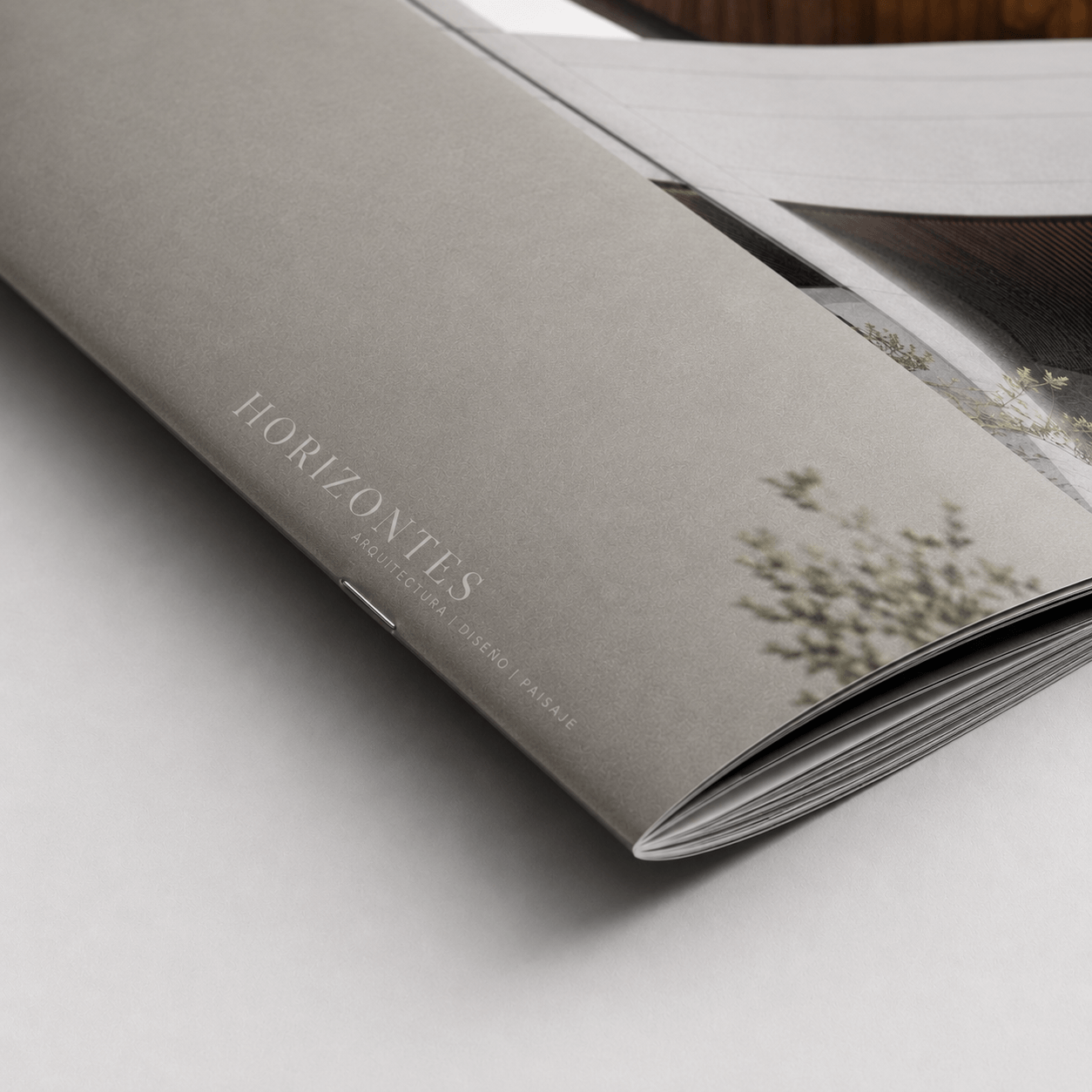 Detalle de revista premium con acabados editoriales y encuadernación grapada