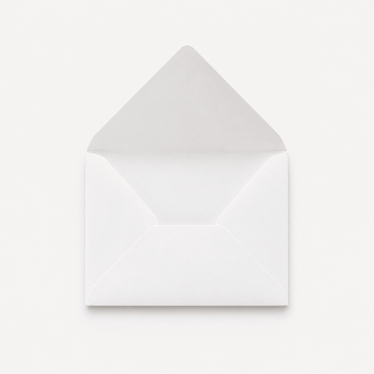 Sobre C5 blanco abierto con solapa de pico para invitaciones de boda, sin forro interior.